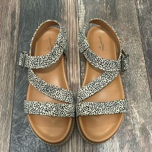 Universal Thread Sandals